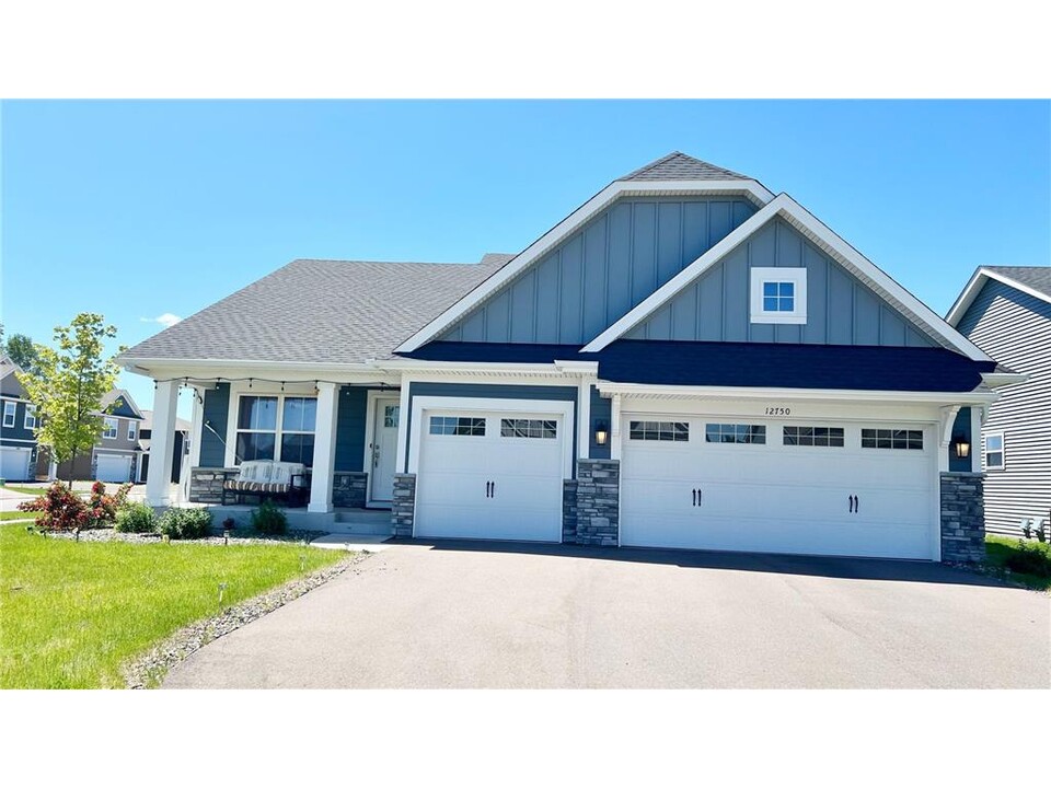 12750 Erskin Circle NE in Blaine, MN - Building Photo