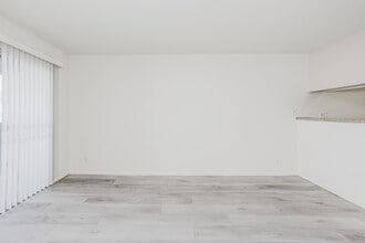 3415 Linden Ave. in Long Beach, CA - Building Photo - Interior Photo