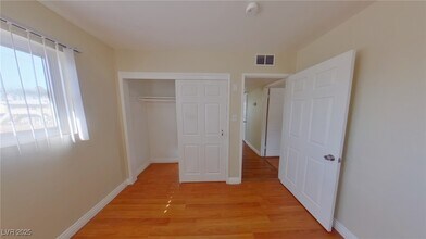 512 North Cir in Las Vegas, NV - Building Photo - Building Photo