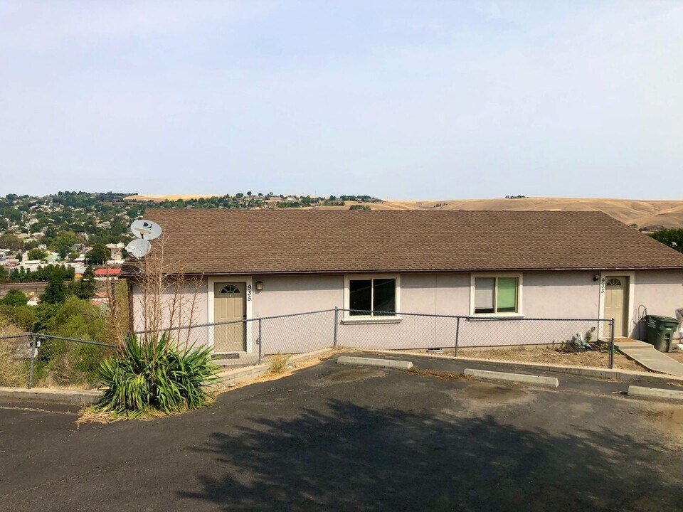 933 S Main St-Unit -933 in Pendleton, OR - Building Photo