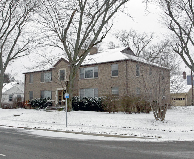 2421 Riverside Dr in Dayton, OH - Building Photo - Building Photo