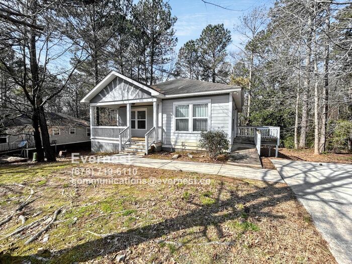 2037 Lakewood Trail SE in Atlanta, GA - Building Photo