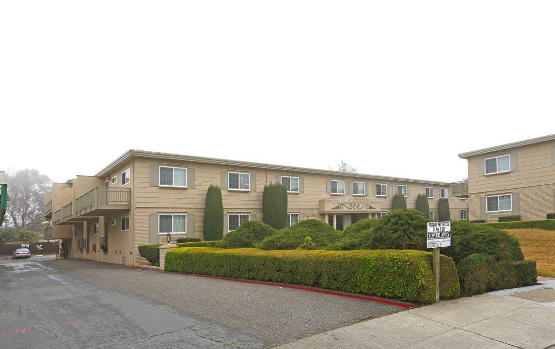 Colonial House Apartments in San Jose, CA - Building Photo