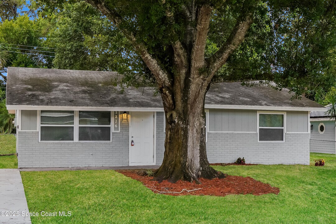 3216 1st Pl in Vero Beach, FL - Building Photo
