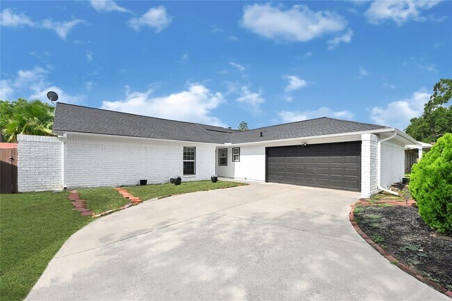 15611 Rolling Timbers Dr in Houston, TX - Building Photo - Building Photo