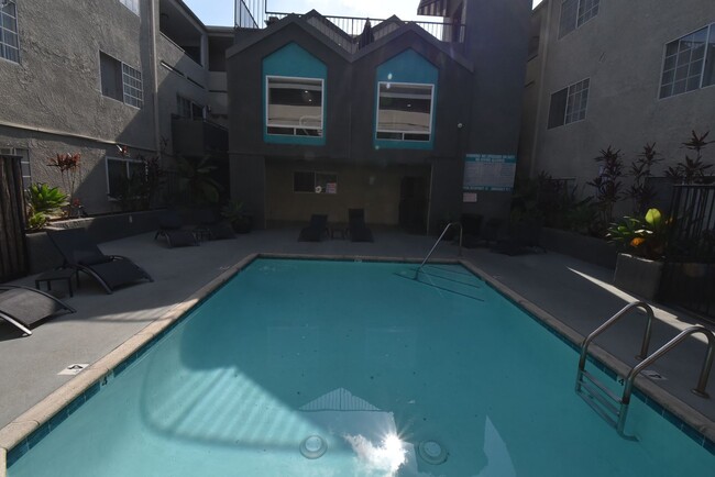 11030 Hartsook St, Unit 115 in Los Angeles, CA - Building Photo - Building Photo