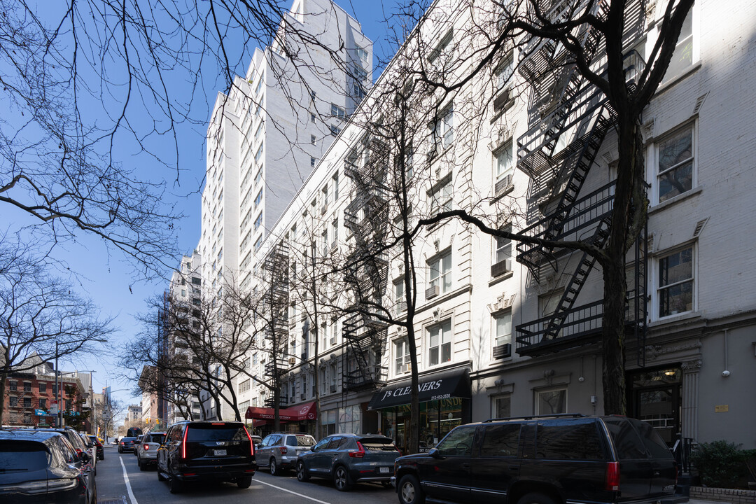 209 E 66th St in New York, NY - Building Photo