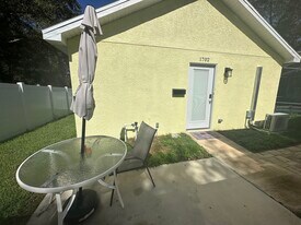 1702 Avant St, Unit Valrico Cottage in Valrico, FL - Building Photo