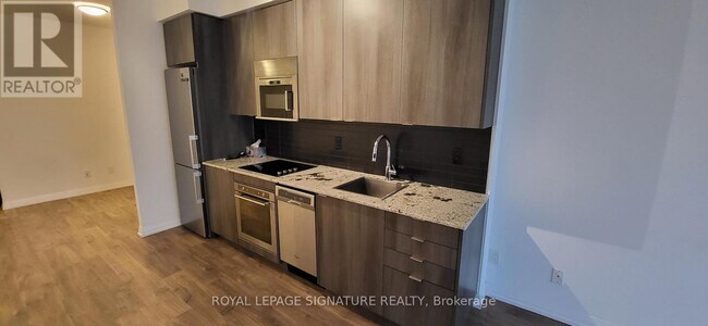 101 Erskine Ave in Toronto, ON - Building Photo - Building Photo