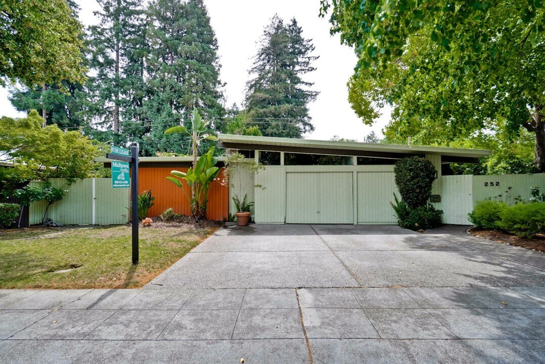 252 Creekside Dr in Palo Alto, CA - Building Photo