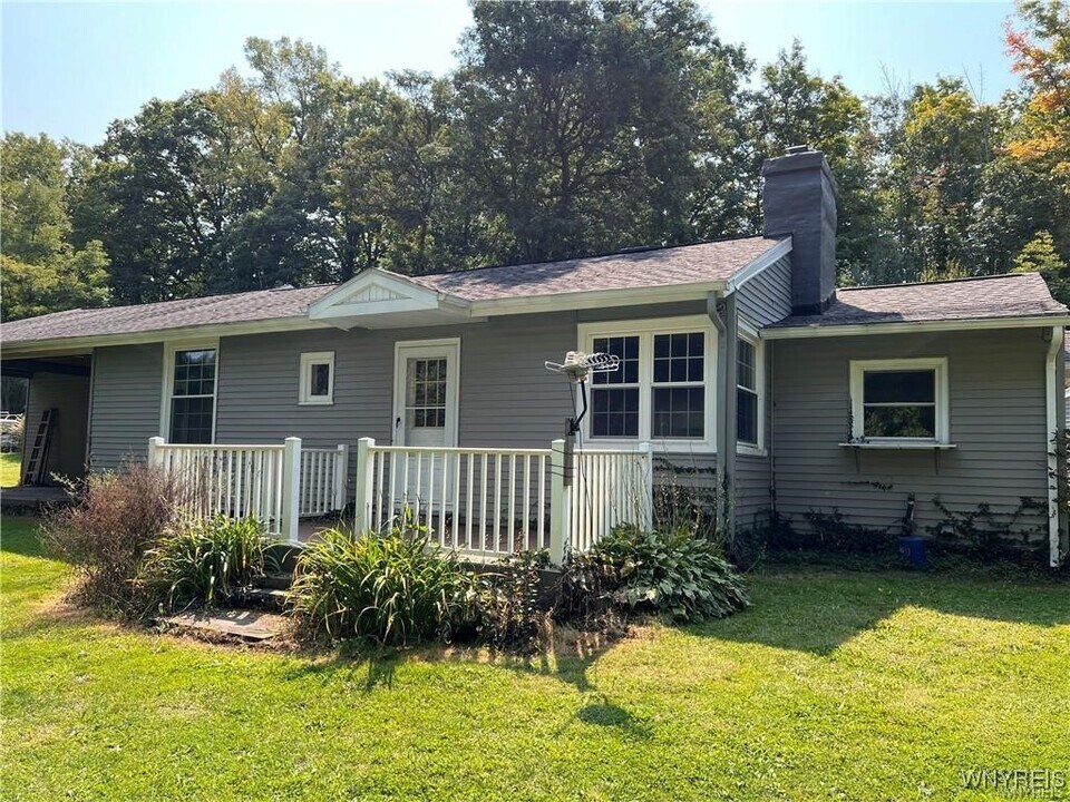 198 Stoneybrook Rd in Orchard Park, NY - Building Photo