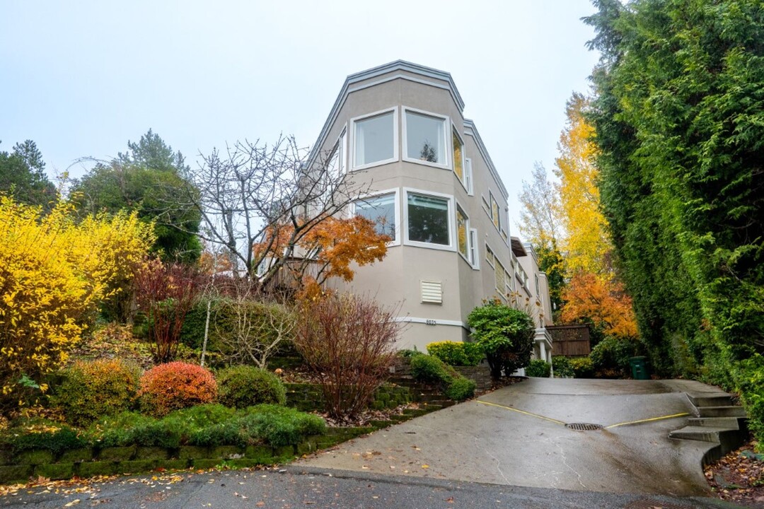 8035 SE 33rd Pl in Mercer Island, WA - Foto de edificio