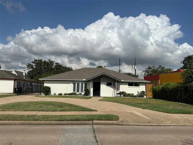 4018 N Braeswood Blvd in Houston, TX - Building Photo - Building Photo