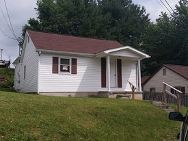 209 Maple St in Tazewell, VA - Building Photo