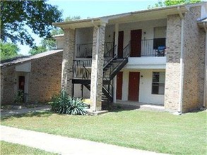 700 Piner St in Honey Grove, TX - Foto de edificio - Building Photo