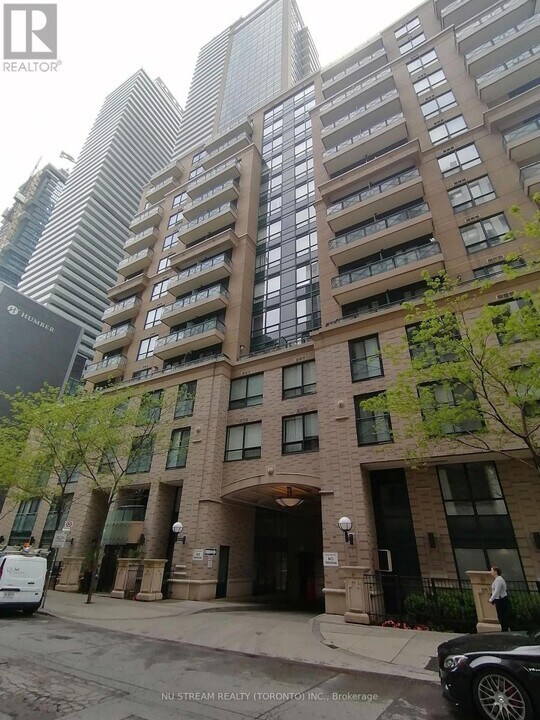 35-1235 Hayden St in Toronto, ON - Building Photo