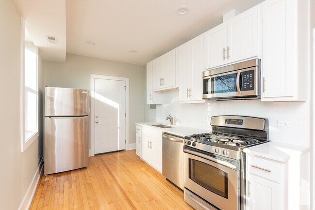 1122 W Addison St, Unit 1 in Chicago, IL - Building Photo - Building Photo