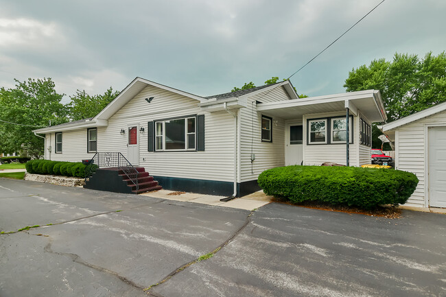 302 Merrill Ave in Loves Park, IL - Foto de edificio - Building Photo