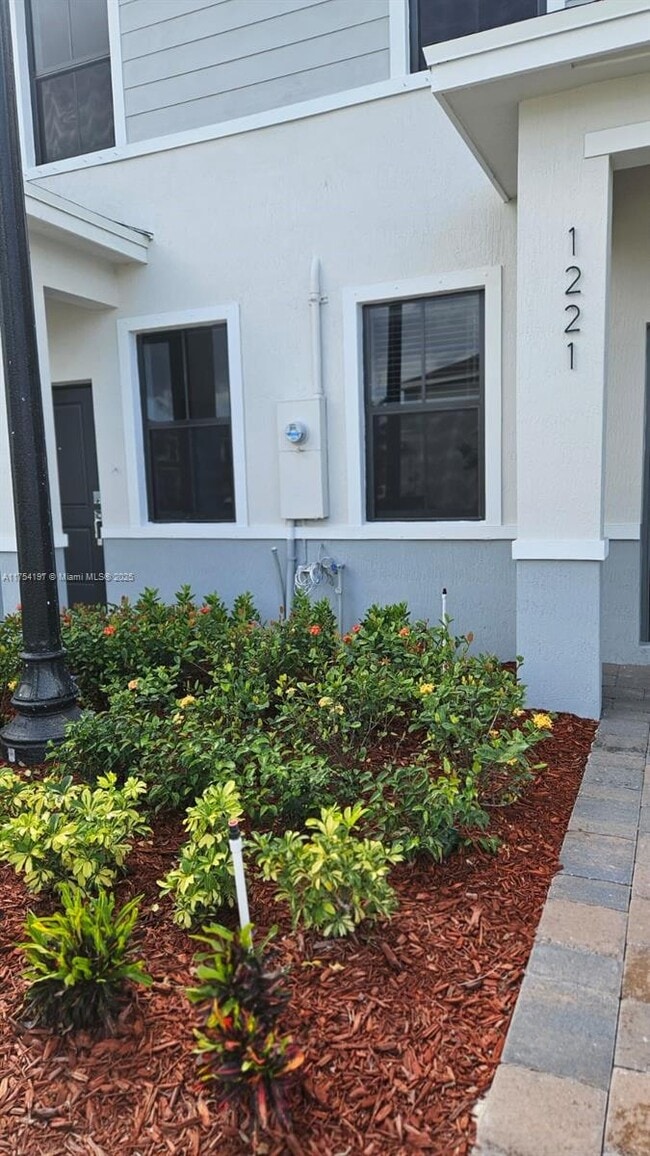 1221 NE 3rd Ave in Florida City, FL - Foto de edificio - Building Photo