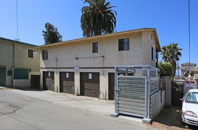 714 N Freeman St in Oceanside, CA - Foto de edificio - Building Photo