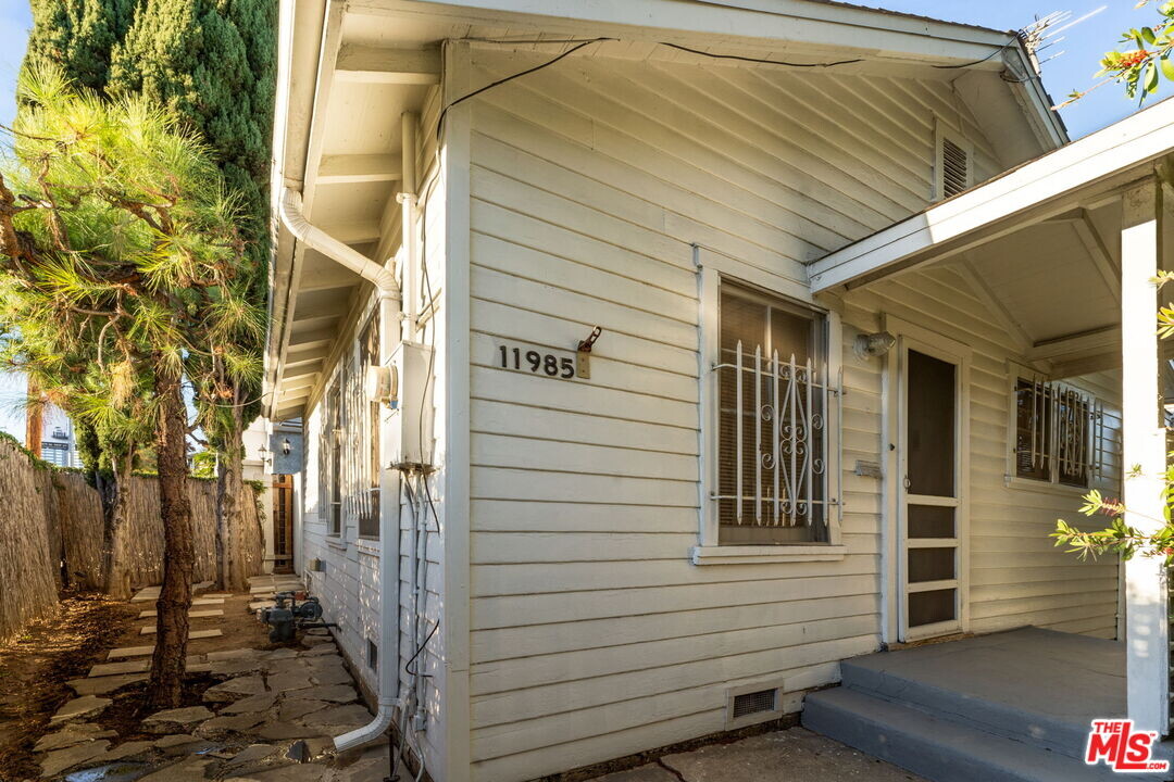 11985 Iowa Ave in Los Angeles, CA - Building Photo