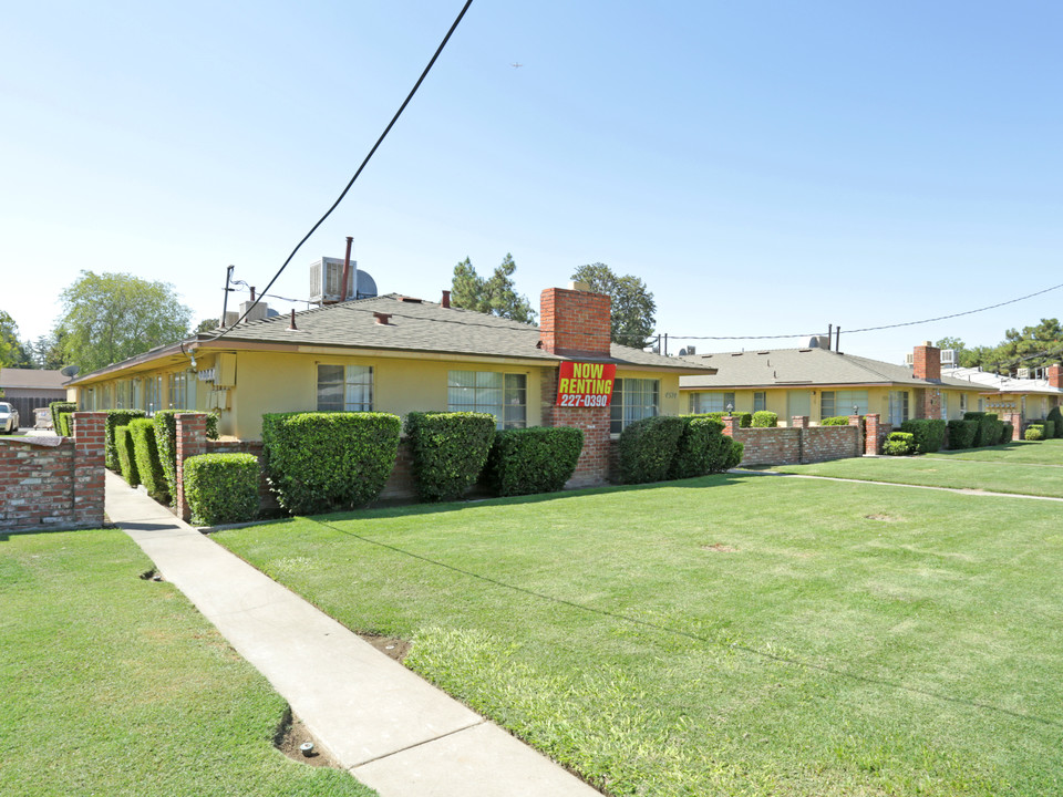 College Apartments in Fresno, CA - Foto de edificio