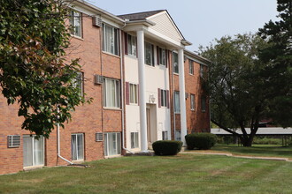 Riverbend Apartments in Grand Blanc, MI - Building Photo - Building Photo