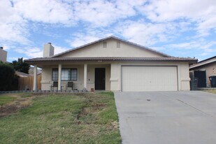 2113 Hillcrest Ave in Rosamond, CA - Building Photo