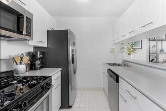 2 S End Ave in New York, NY - Building Photo - Building Photo