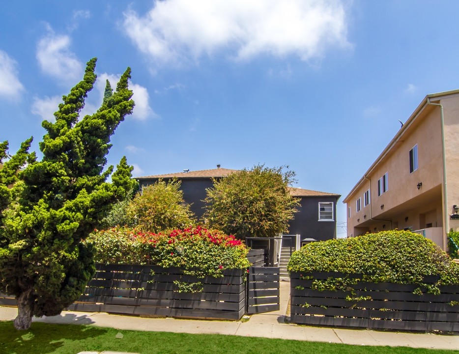 2462 S Centinela Ave in Los Angeles, CA - Foto de edificio