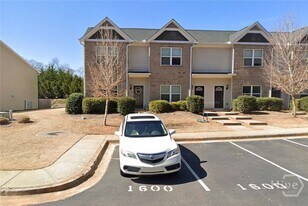 1600 Binghampton Cir in Bogart, GA - Building Photo