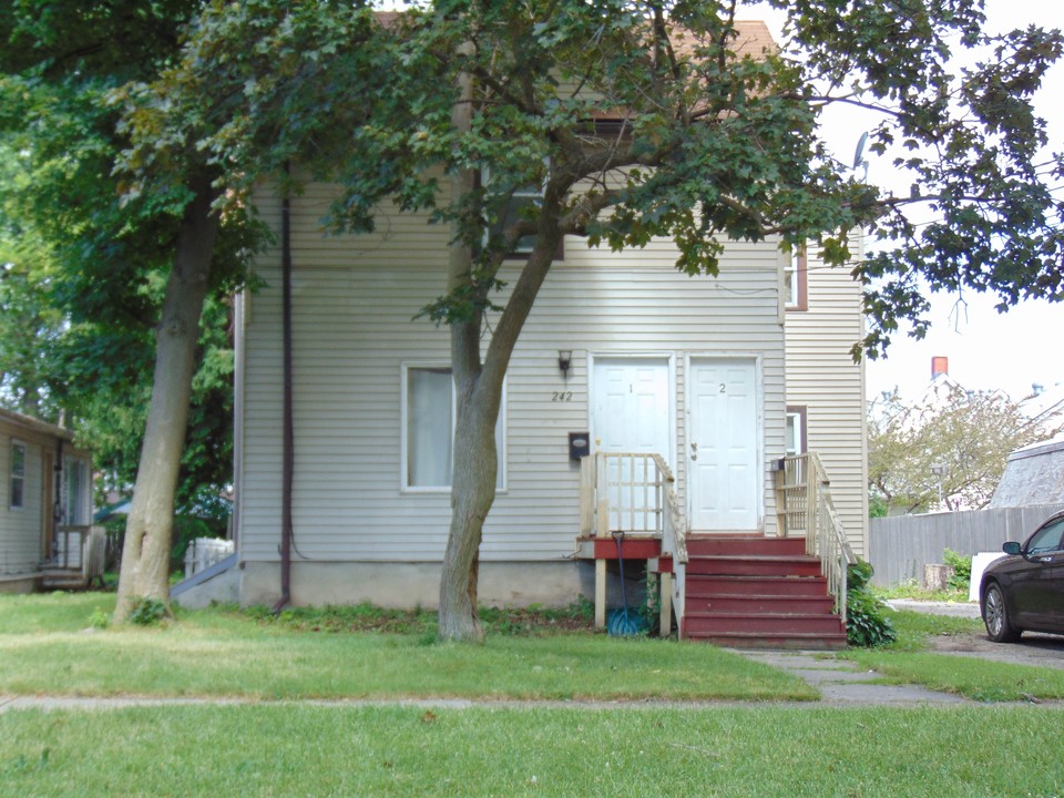 242 S Victory St in Waukegan, IL - Foto de edificio