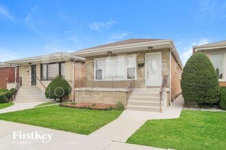 8229 S Sacramento Ave in Chicago, IL - Building Photo - Building Photo