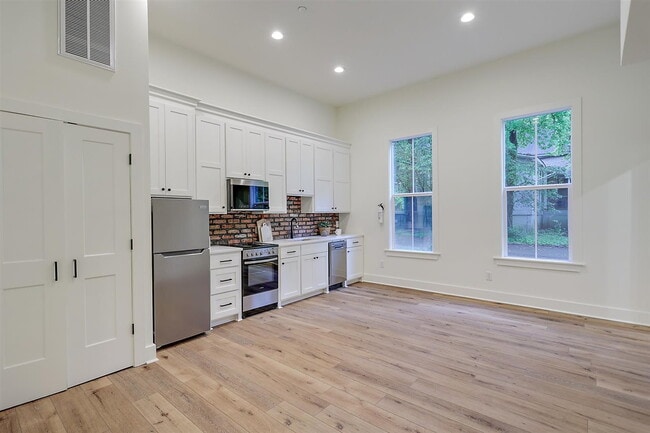 601 Capitol St in Clinton, MS - Building Photo - Building Photo