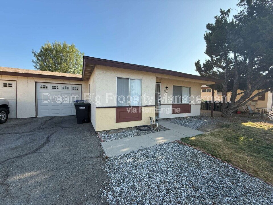 2328 W Oakland Ave in Hemet, CA - Building Photo