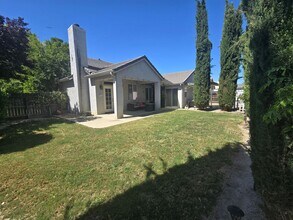 1576 Castle Way in Lemoore, CA - Building Photo - Building Photo