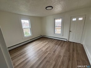 11 Roosevelt Ave in Plymouth, CT - Foto de edificio - Building Photo