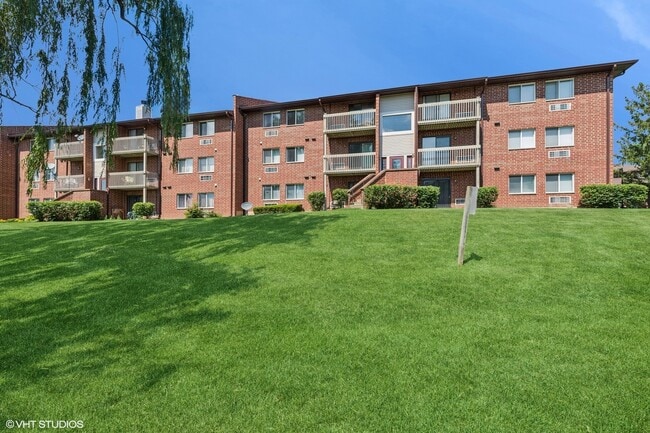 940 N Lakeside Dr in Vernon Hills, IL - Building Photo - Building Photo
