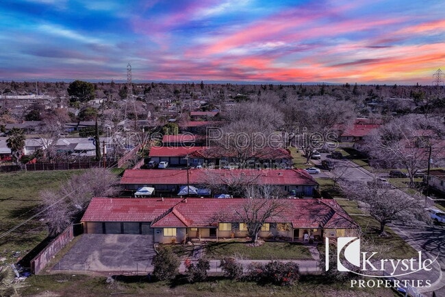 2021 Red Robin Ln in Sacramento, CA - Building Photo - Building Photo