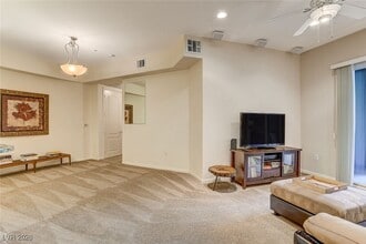 56 E Serene Ave in Las Vegas, NV - Foto de edificio - Building Photo