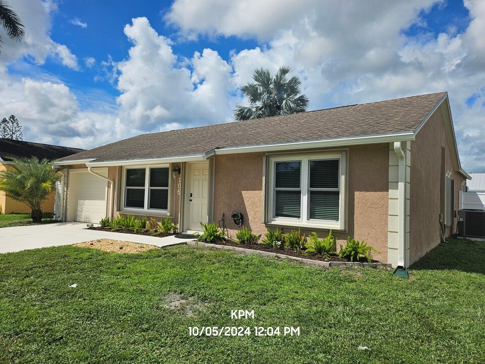 105 Wingate Dr in Jupiter, FL - Building Photo