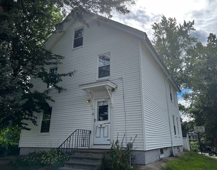 29 Hall Pl in Exeter, NH - Building Photo