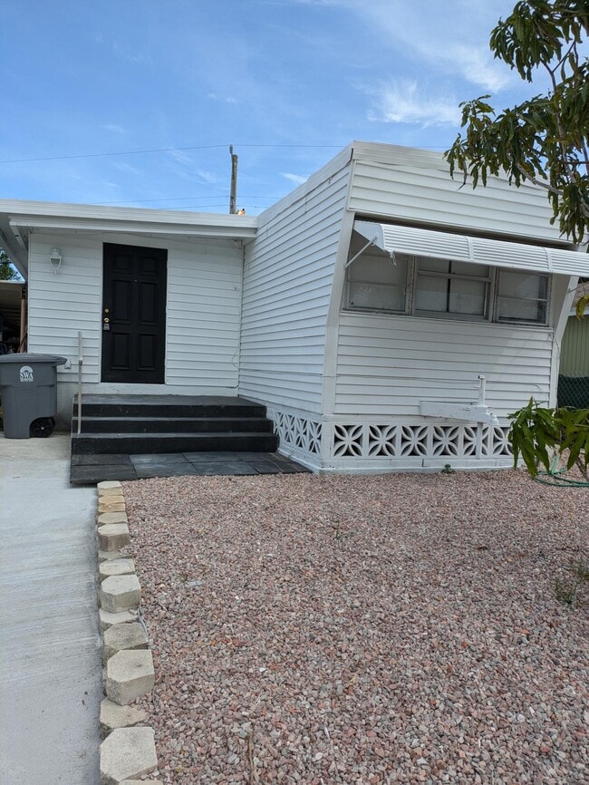 2934 Plumosa Ln