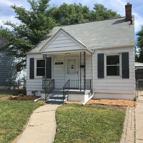 20025 Washtenaw St in Harper Woods, MI - Foto de edificio
