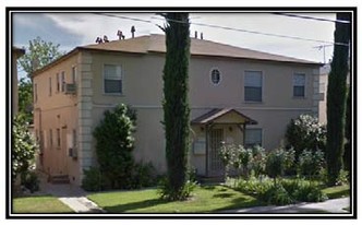 11654 Chandler Blvd in Valley Village, CA - Foto de edificio - Building Photo