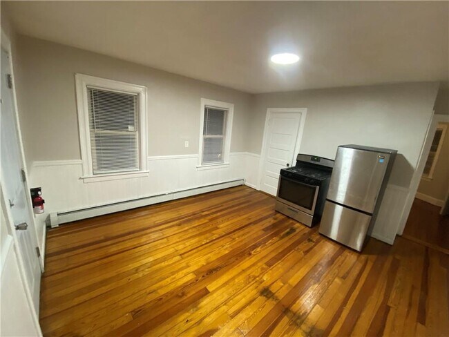 33 Redfern St in North Providence, RI - Foto de edificio - Building Photo