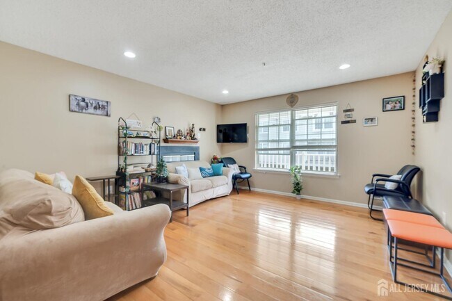 55 Guisborough Way in Edison, NJ - Building Photo - Building Photo