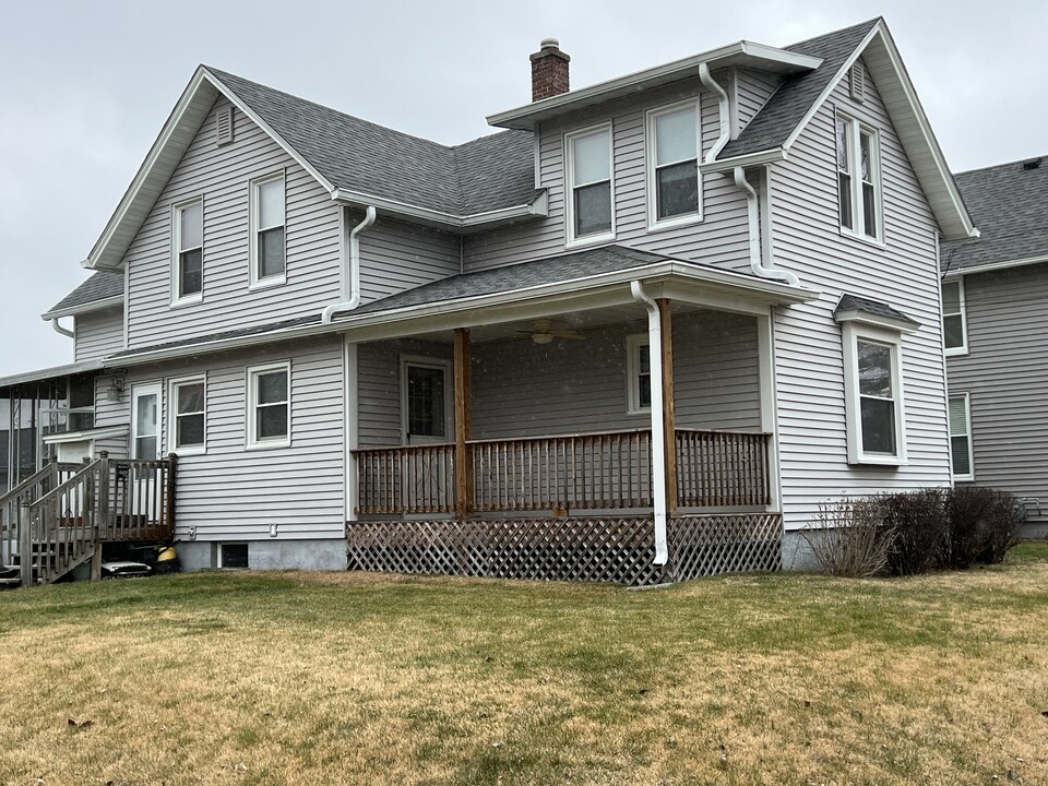 1529 15th Ave in Moline, IL - Building Photo