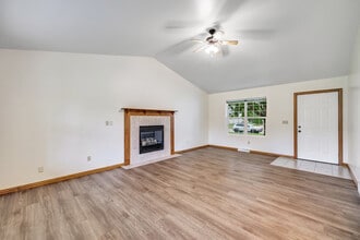 212 Cavil Way in De Pere, WI - Building Photo - Building Photo