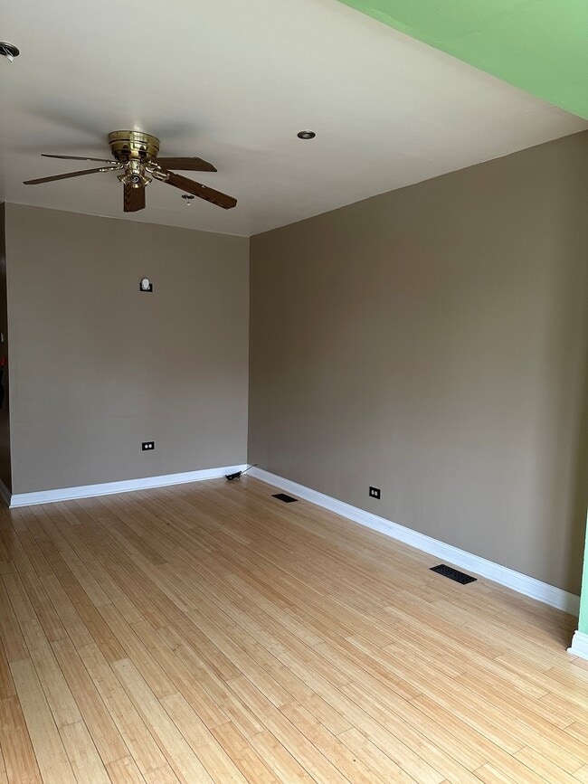 2521 N Linder Ave, Unit 1 in Chicago, IL - Foto de edificio - Building Photo